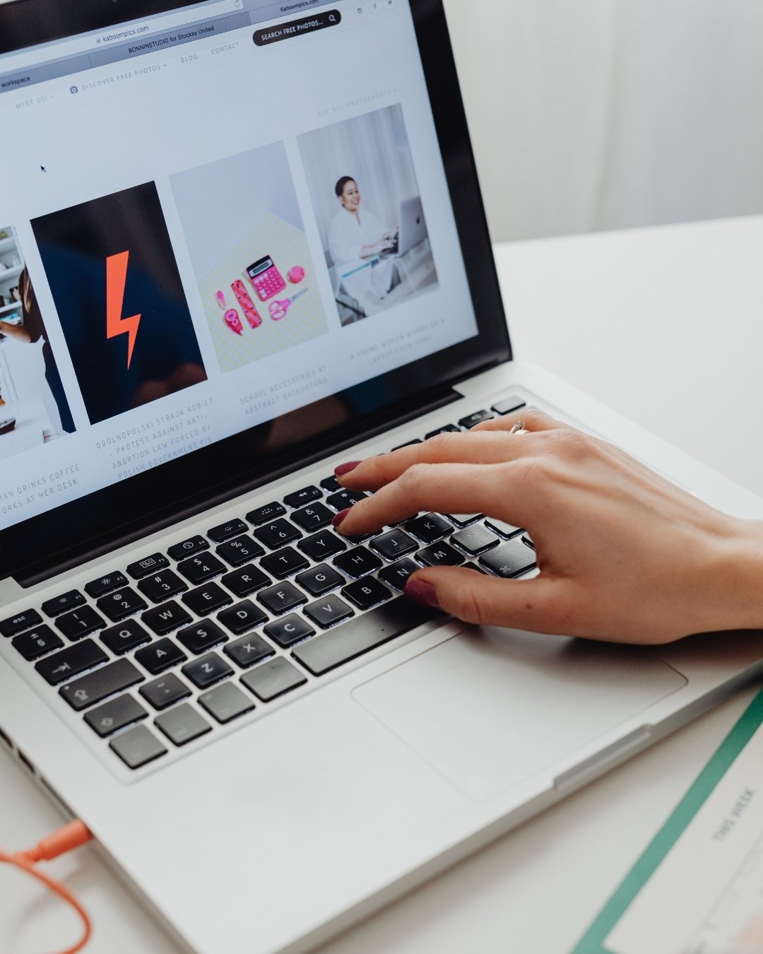 Consultante web travaillant sur la refonte d'un site internet en Nouvelle-Aquitaine